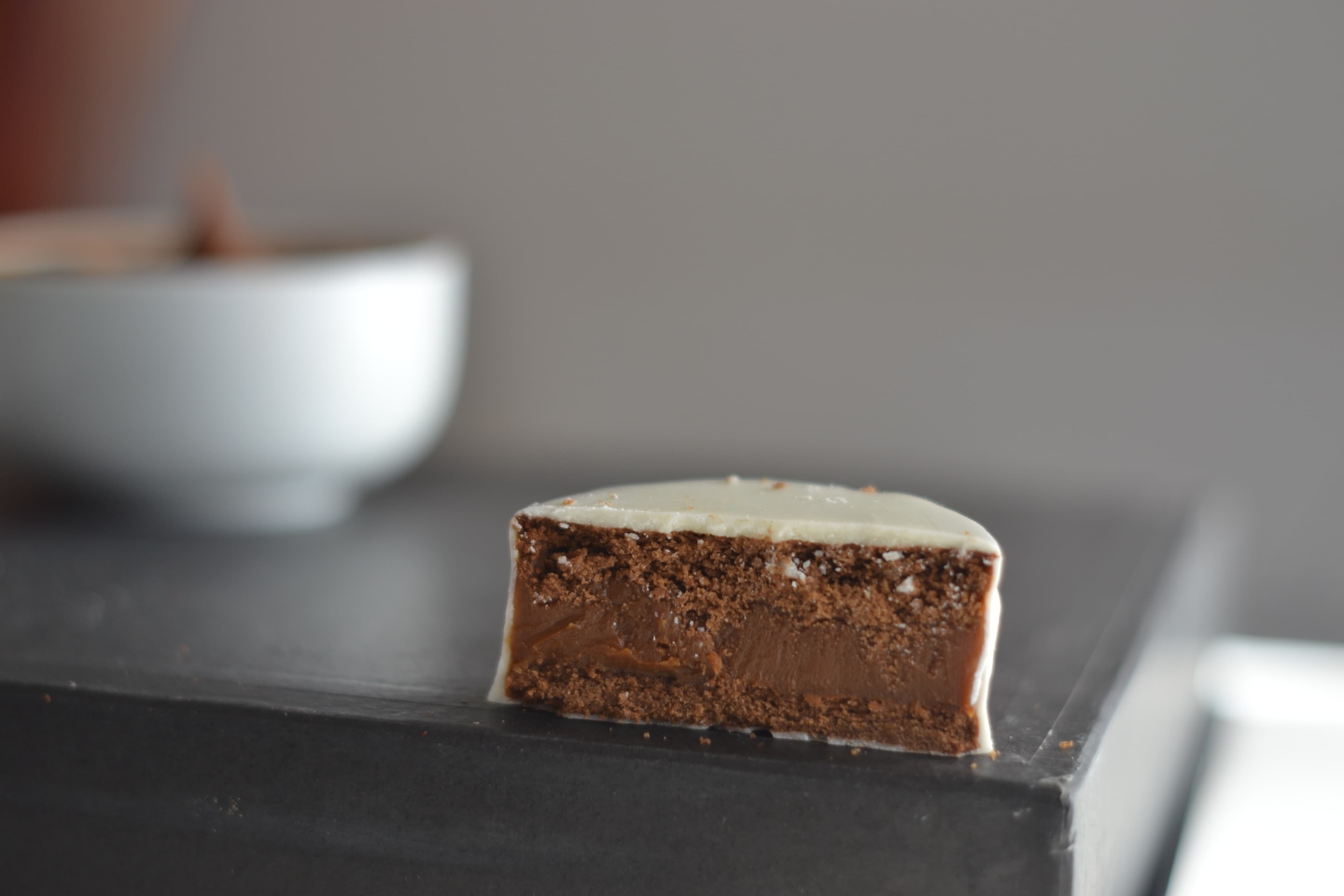 Alfajor MANTO de chocolate sobre una superficie oscura