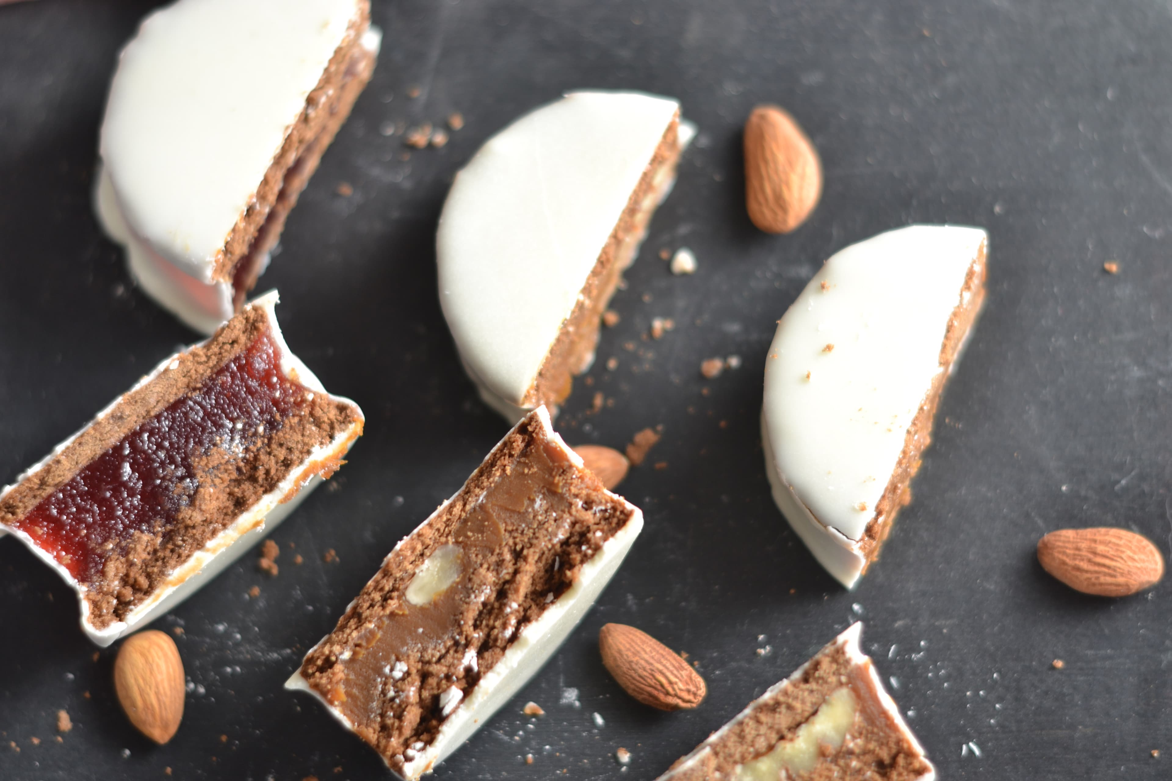 Alfajores MANTO abiertos sobre una mesa