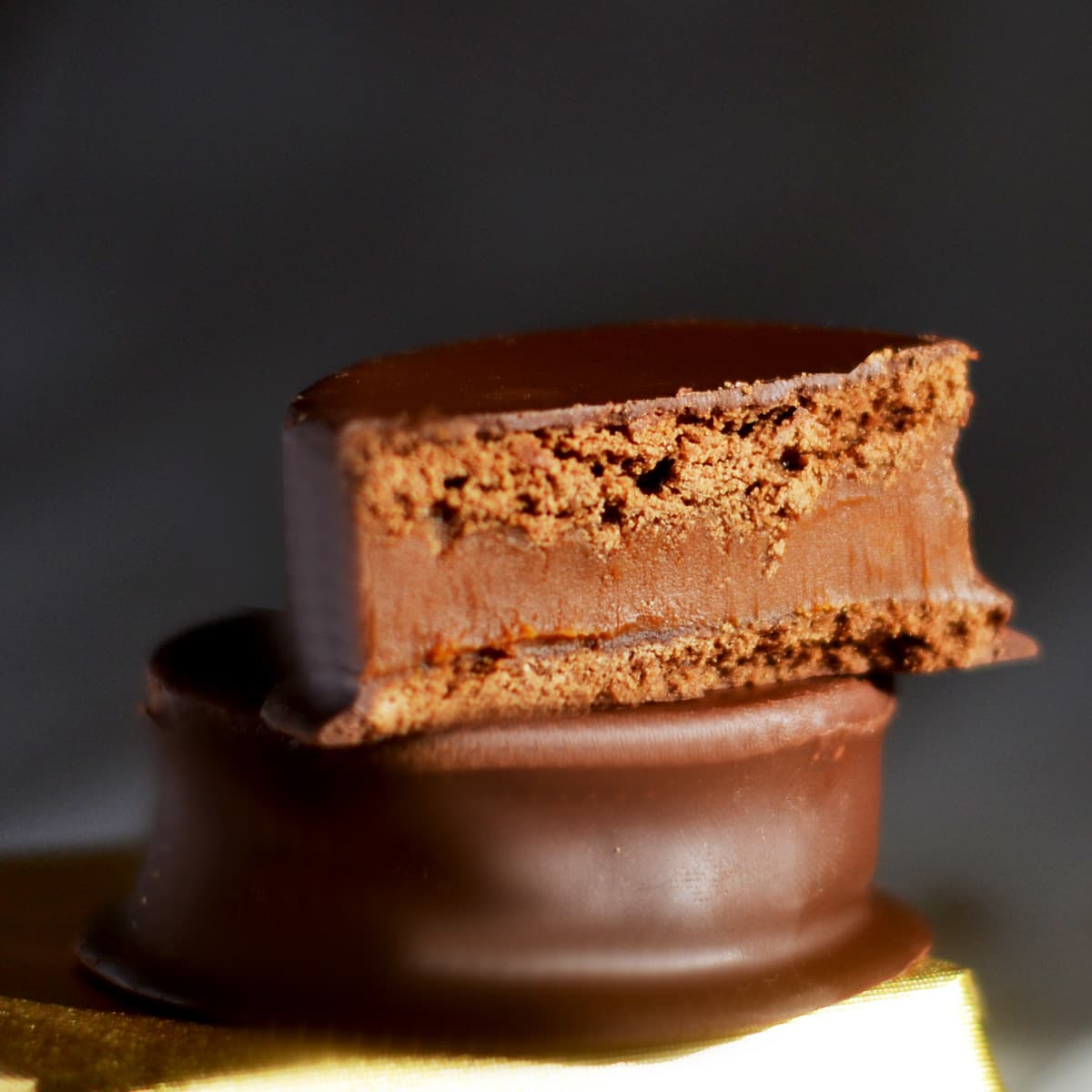 Alfajor MANTO de chocolate relleno
