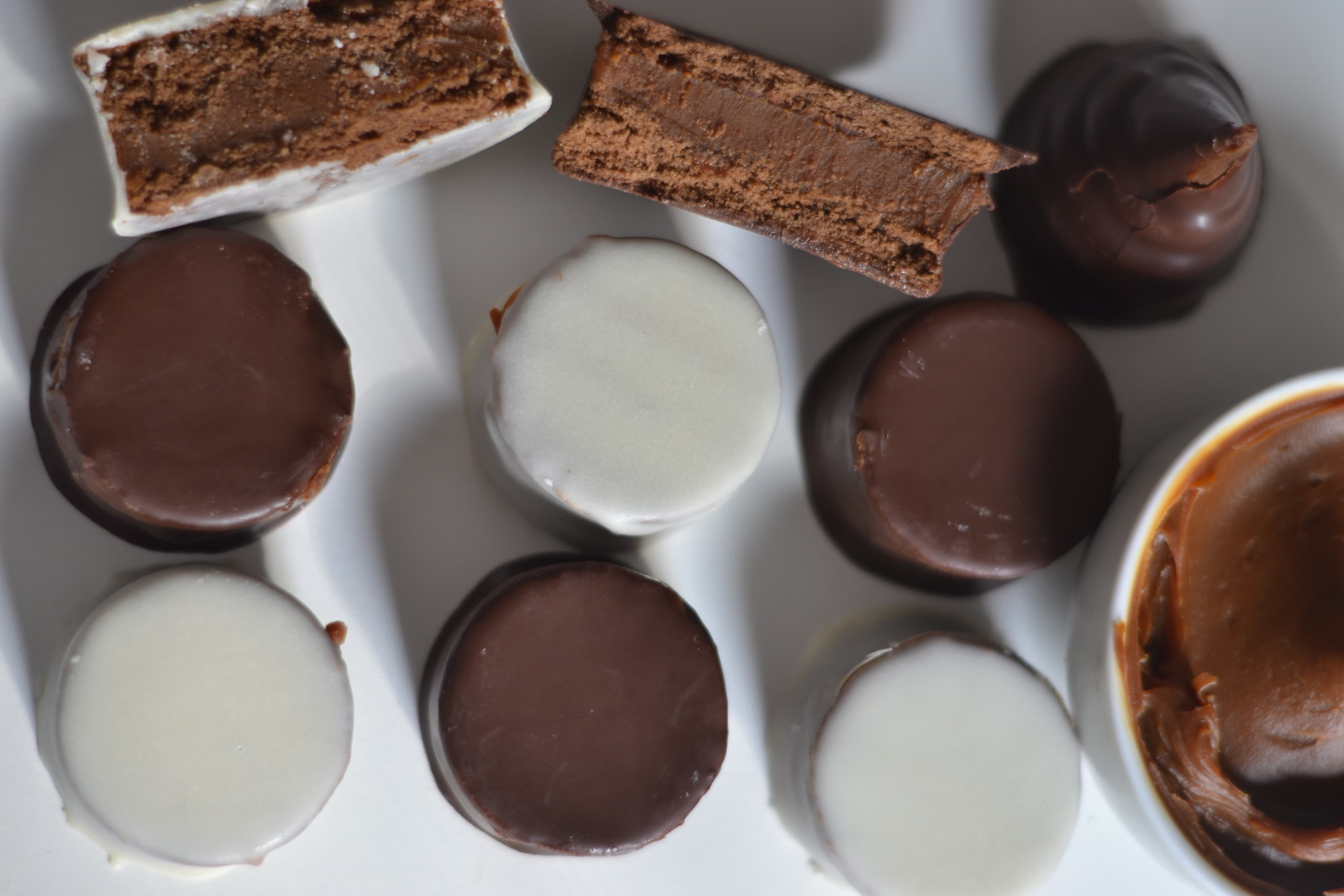 Alfajores de chocolate MANTO sobre una superficie clara