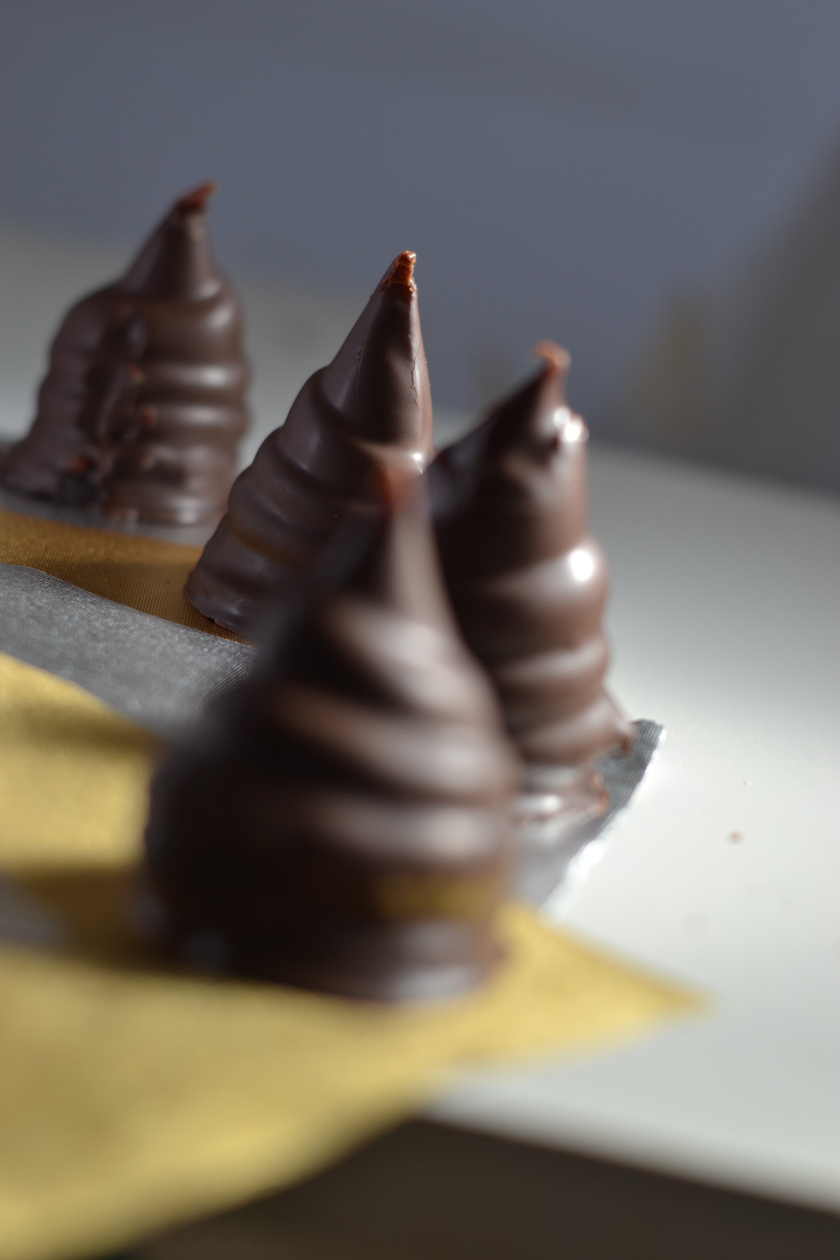 Detalle de alfajores bañados en chocolate