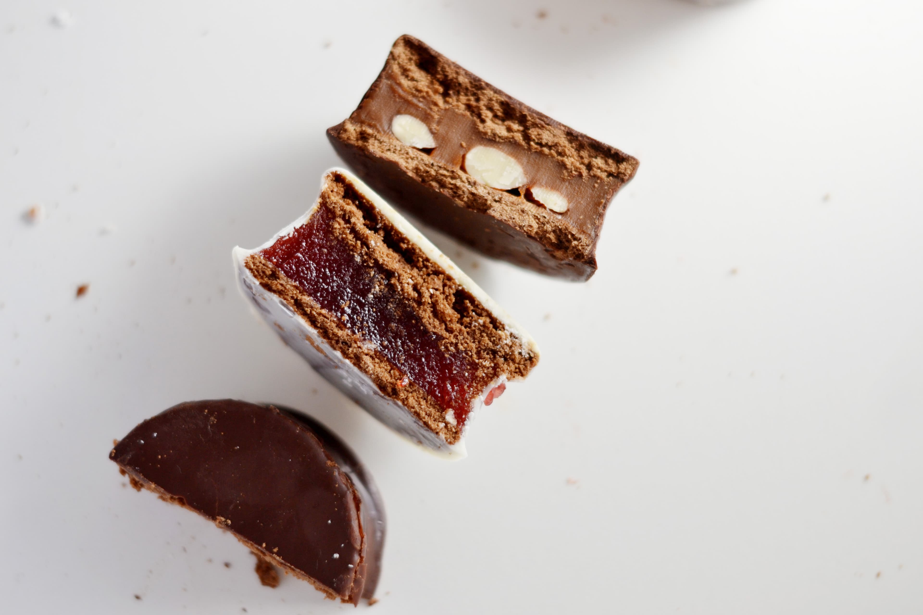 Alfajores MANTO abiertos con rellenos de frutilla y almendra