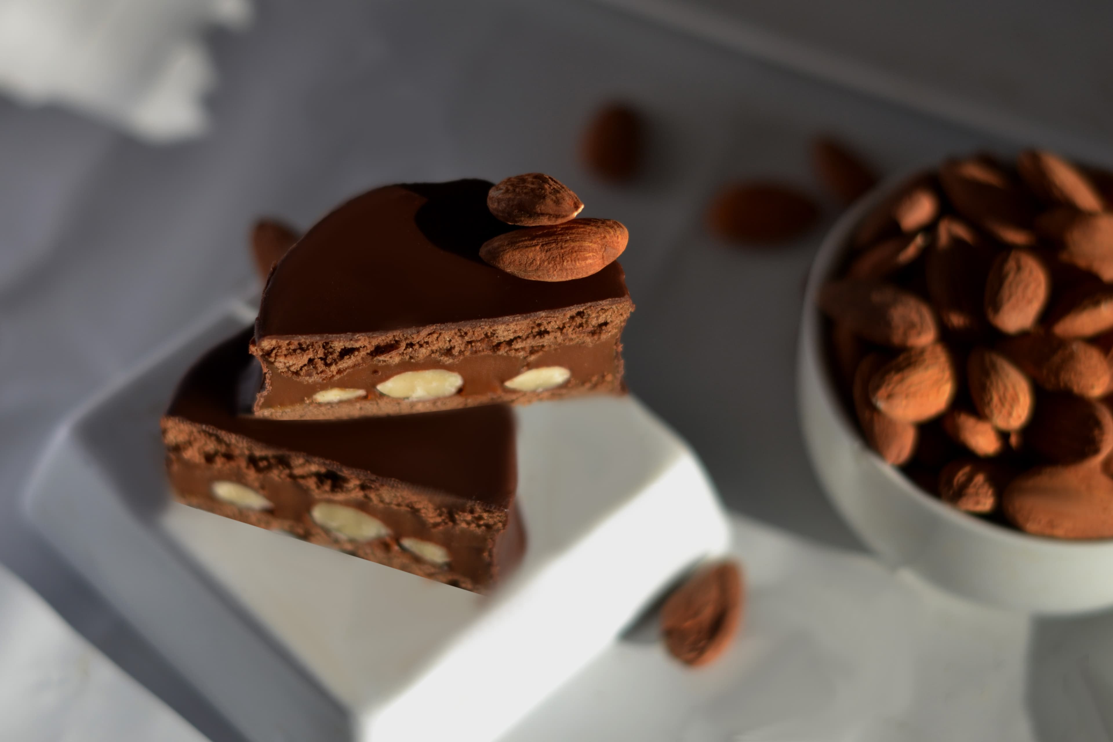 Alfajor de chocolate con almendras enteras