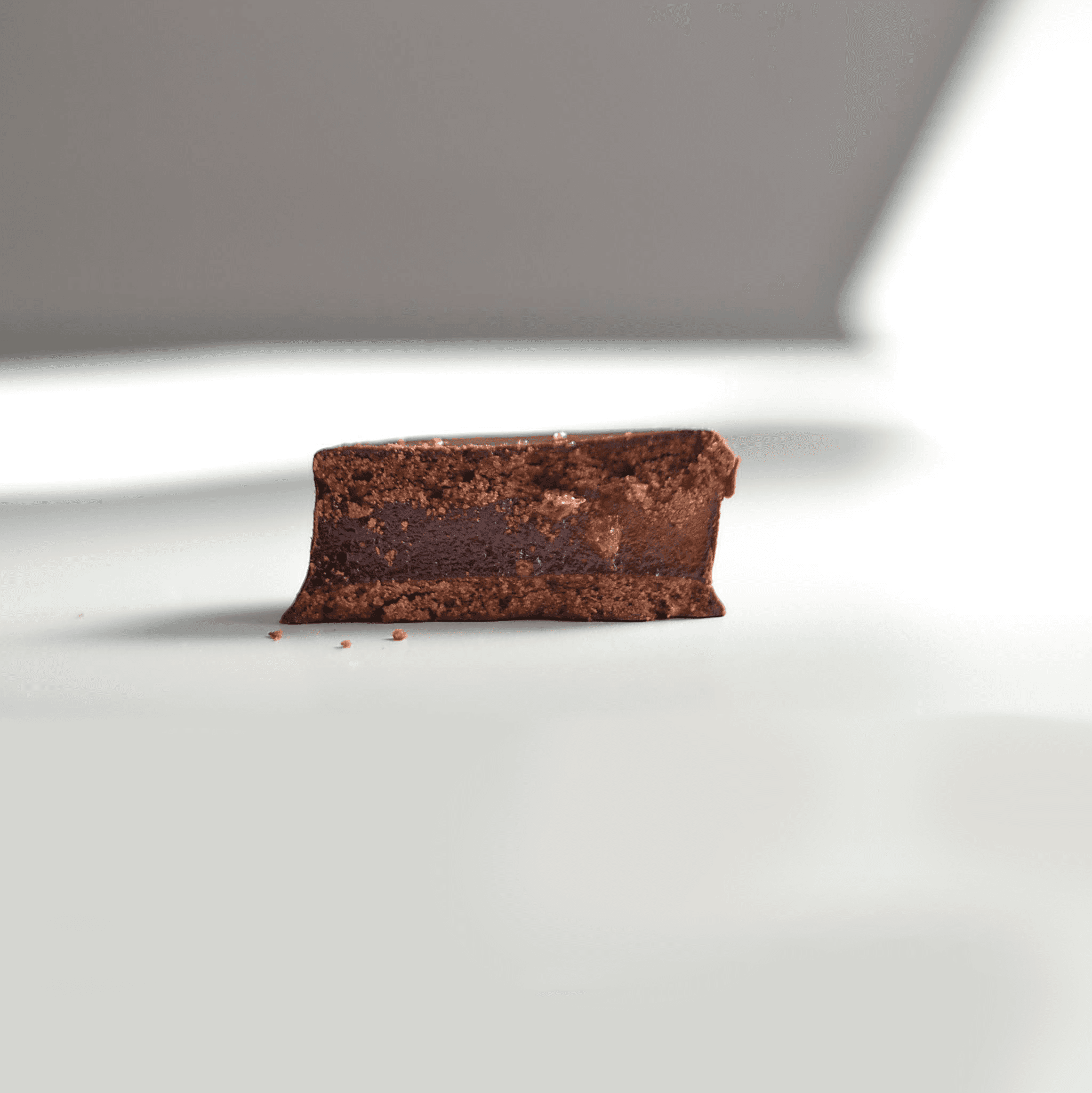 Alfajor de frutilla bañado en chocolate negro