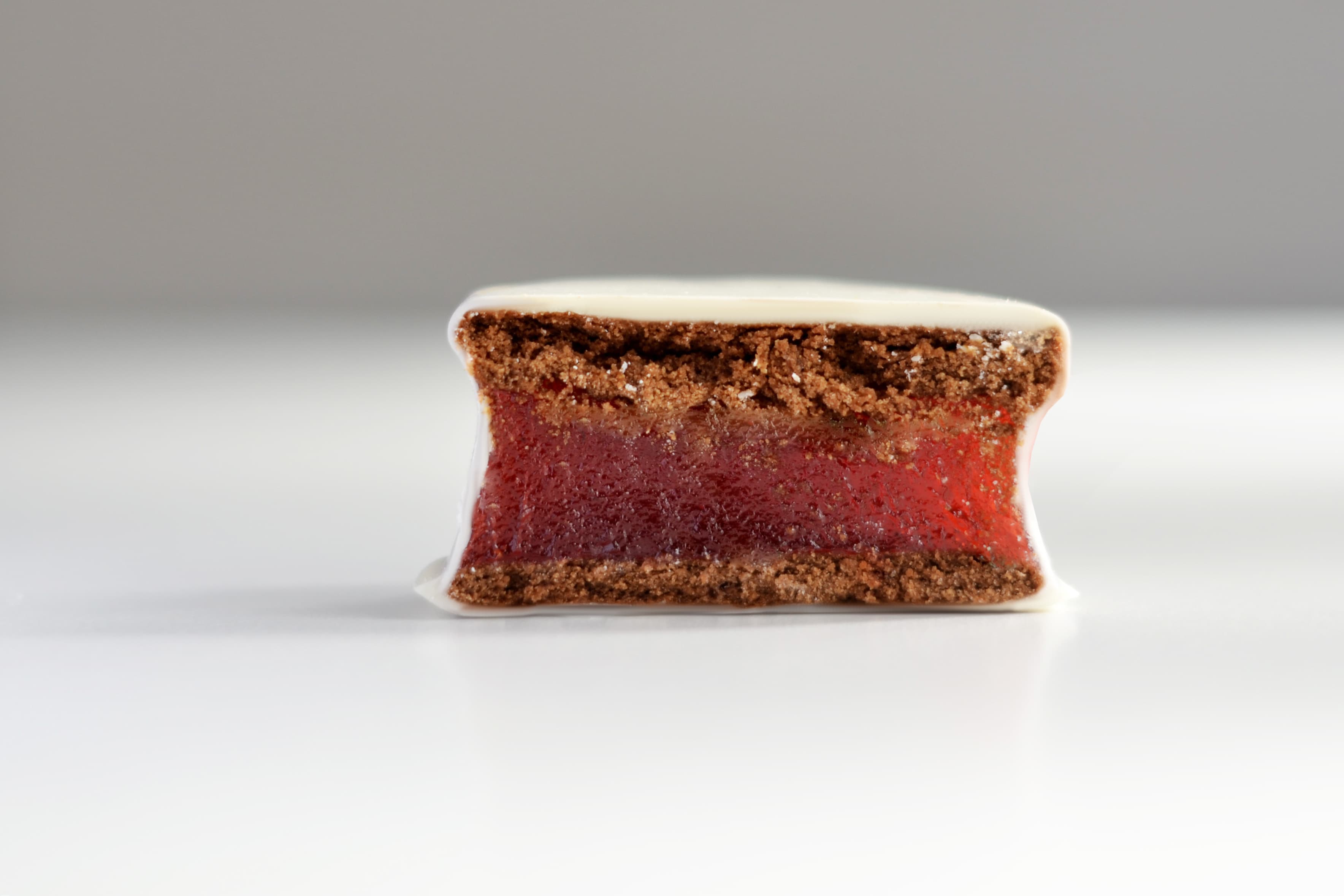 Alfajor de frutilla bañado en chocolate blanco