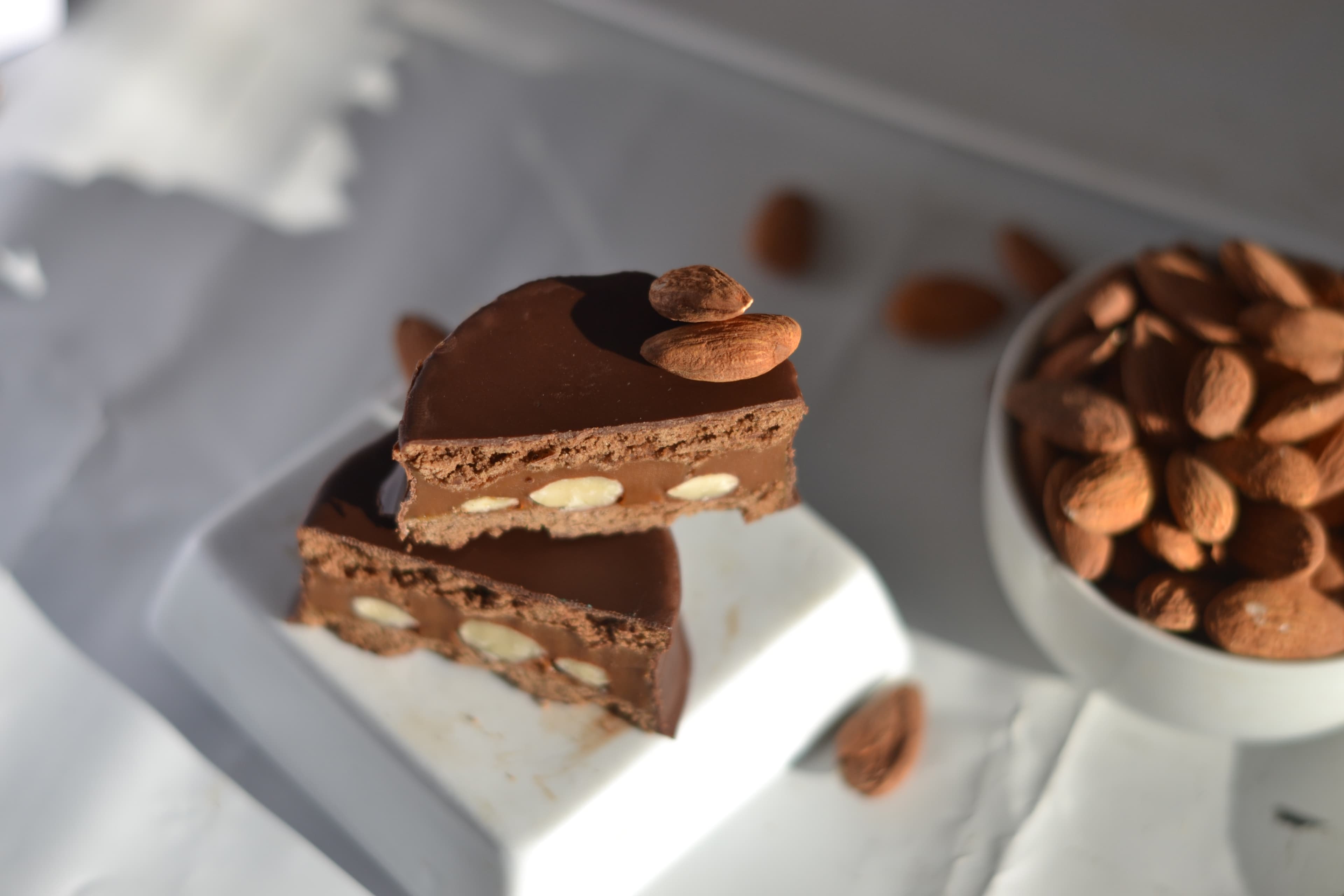 Alfajor MANTO de chocolate con almendras